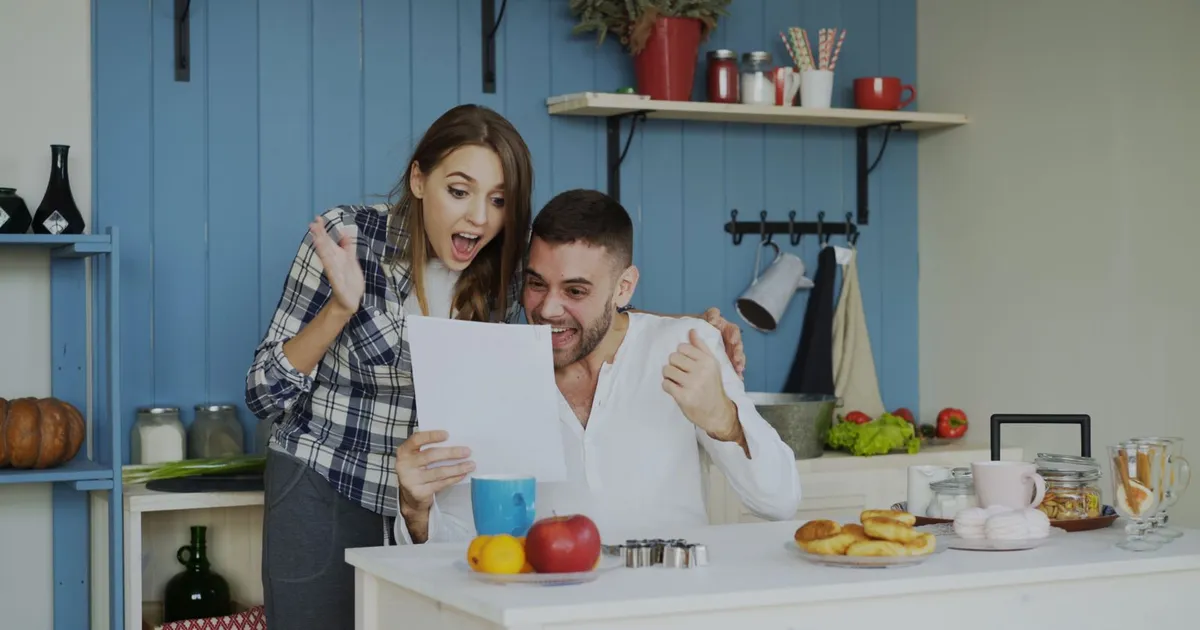 Person giving a thumbs up at their phone after a 100% approval payday loans decision