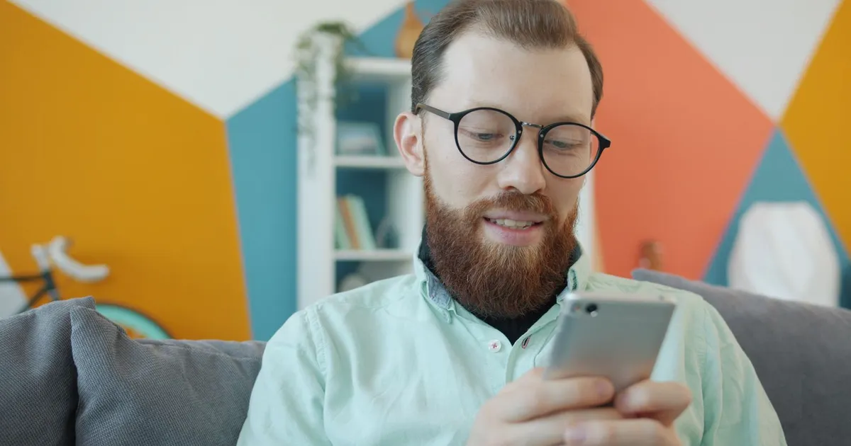 Person at a laptop applying for EI payday loans while between jobs